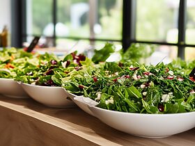 découvrez combien de salade verte vous devriez prévoir par personne pour vos repas, que ce soit pour un dîner entre amis ou un repas en famille. nos conseils vous aideront à réaliser des portions équilibrées et savoureuses.